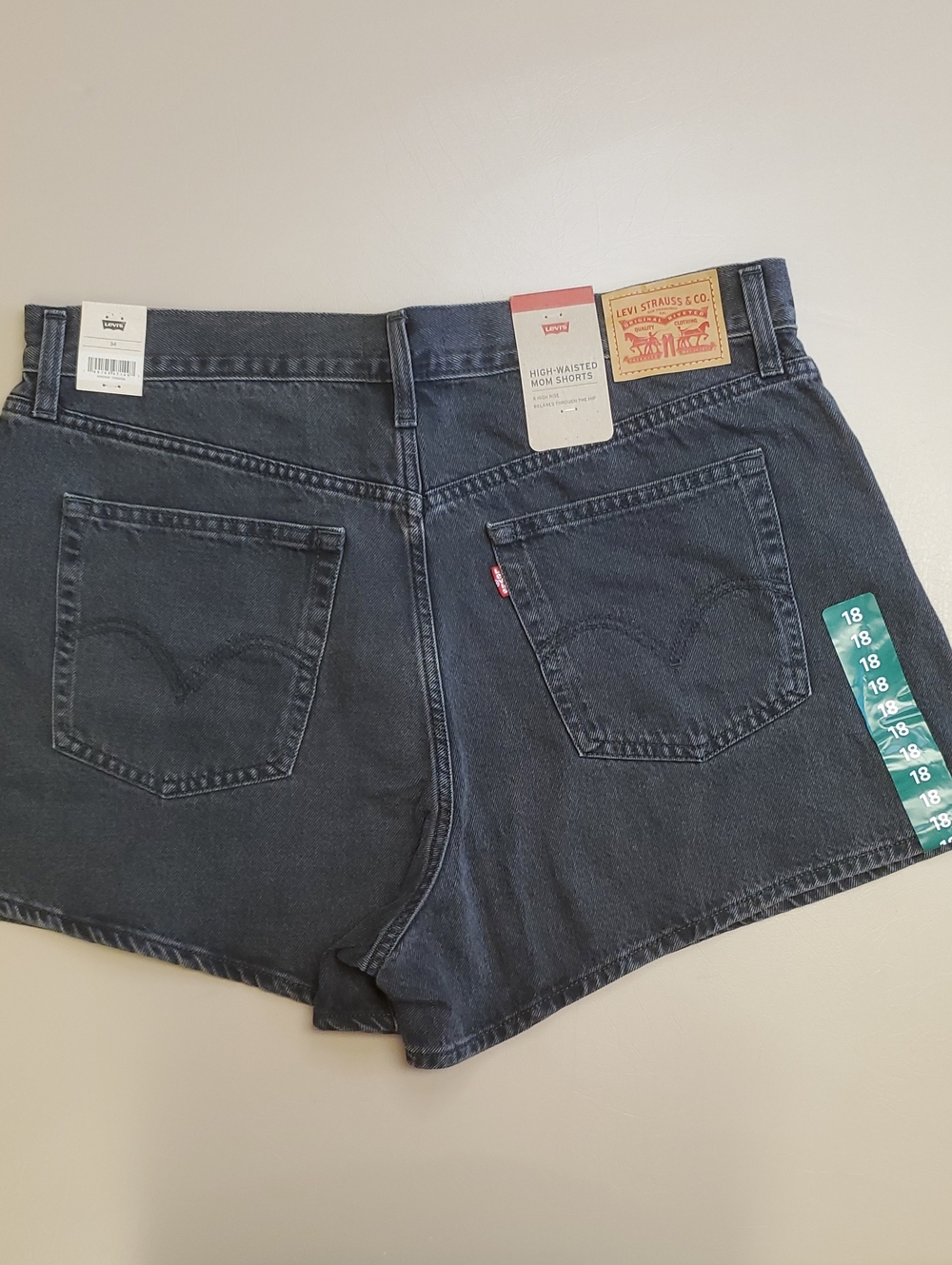 NWT Levi's Black Light Wash High-Rise Mom Denim Shorts Women's Size 34 (Size18)